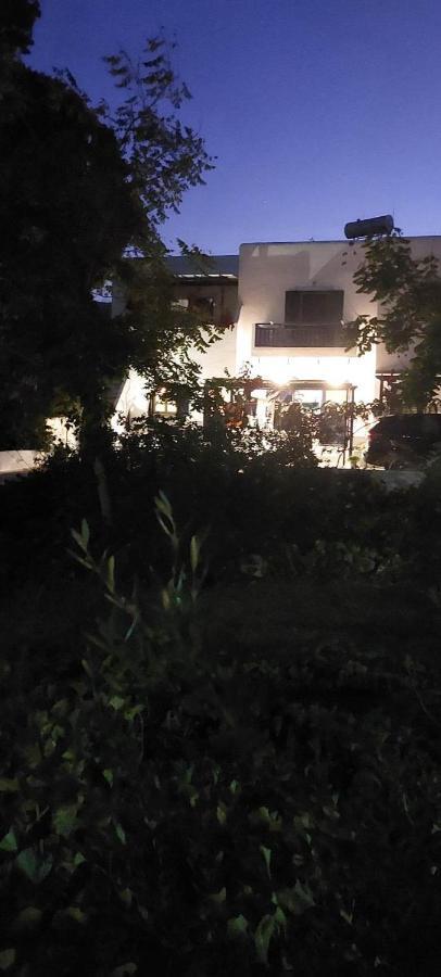 Ο Μπαξεσ Apartment Livadi  Ngoại thất bức ảnh