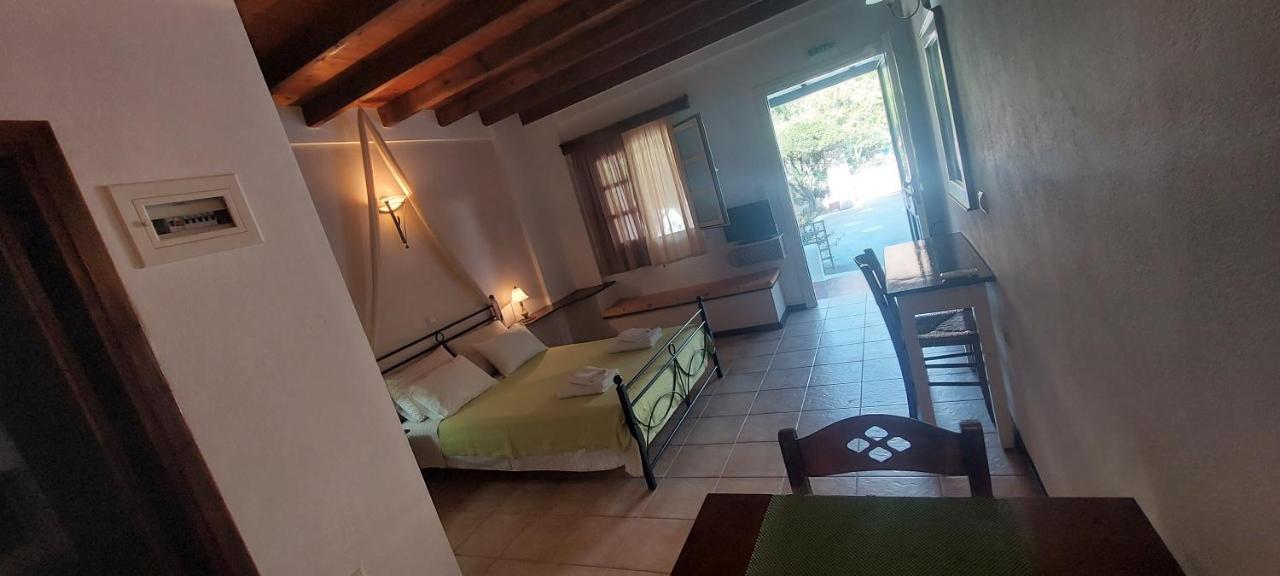 Ο Μπαξεσ Apartment Livadi  Ngoại thất bức ảnh