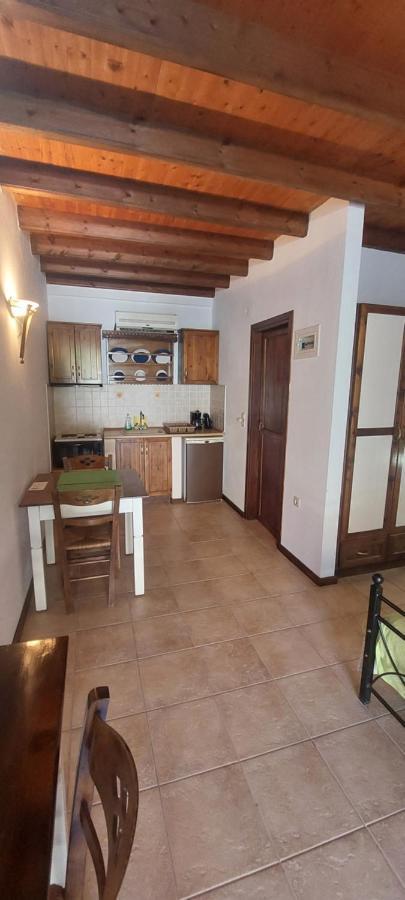 Ο Μπαξεσ Apartment Livadi  Ngoại thất bức ảnh